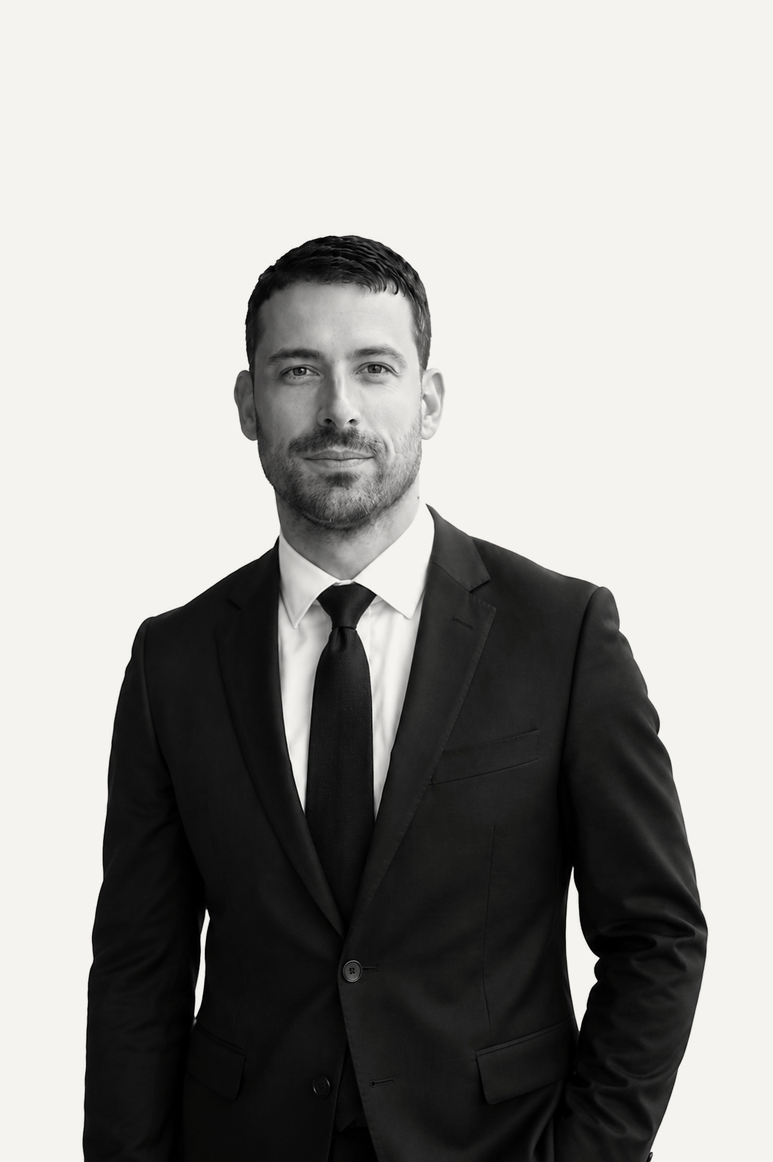 Maître Michael Hadji, avocat, debout, en costume